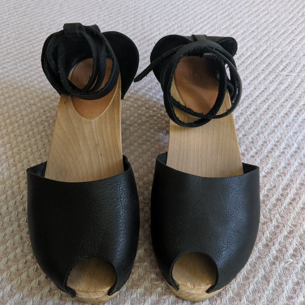 BRYR Peep-toe Clogs Black